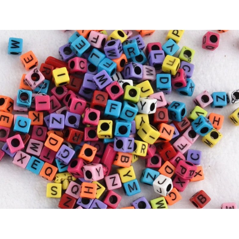 Lot de perles alphabet en acrylique blanc - 6mm - 50/100/200 pièces au choix avec lettres aléatoires