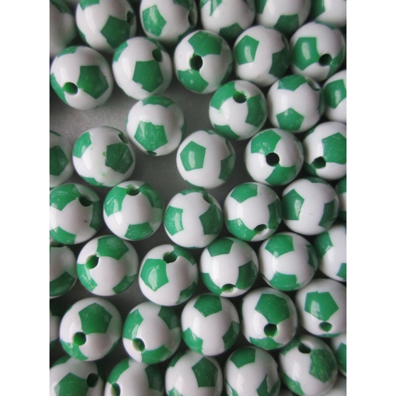 Marquez un but avec style : Ensemble de 10 perles de football en acrylique vert de 12mm