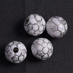 Marquez un but avec style : Ensemble de 10 perles en acrylique blanc et argenté en forme de ballon de football de 10mm