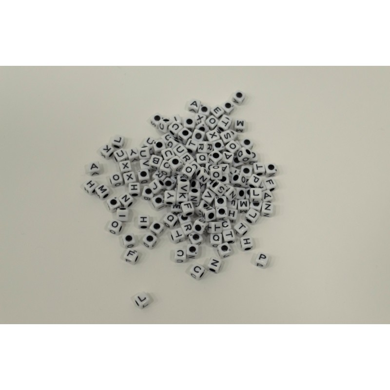 Lot de 50 perles alphabet blanches en acrylique cube 6mm avec lettres aléatoires - trou de 3mm inclus