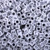 Lot de 100 perles alphabet blanches en acrylique cube 6mm avec lettres aléatoires - trou de 3mm inclus