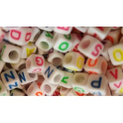 50 perles alphabet en acrylique blanc, écriture fluo mixte 6mm cube avec lettres aléatoires - lot de 50 piè
