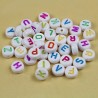 Lot de 200 perles alphabet acryliques blanches 7x4mm avec lettres aléatoires - trou de 1mm