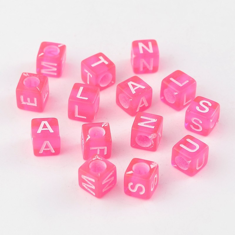 100 perles en plastique fuchsia avec lettres alphabet cube de 6mm - lot de 100 pièces aléatoires