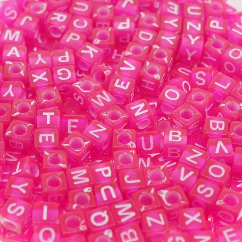 Lot de 200 perles en plastique fuchsia, lettres alphabet cube 6mm, aléatoires - trou de 3mm inclus