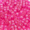 Lot de 200 perles en plastique fuchsia, lettres alphabet cube 6mm, aléatoires - trou de 3mm inclus