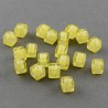 Lot de 200 perles alphabet jaunes en plastique de 6mm avec lettres aléatoires - trou de 3mm inclus