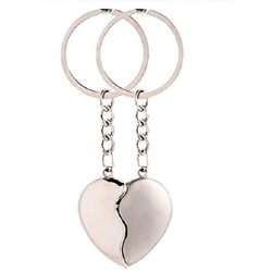 Porte-clés couple en demi-cœur aimanté - Métal argenté de 8cm - Lot de 2