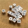 Perles Alphabet 8mm Blanc Cube en Acrylique - Choisissez votre Lettre et Quantité (10-100 pièces) - Trou de 