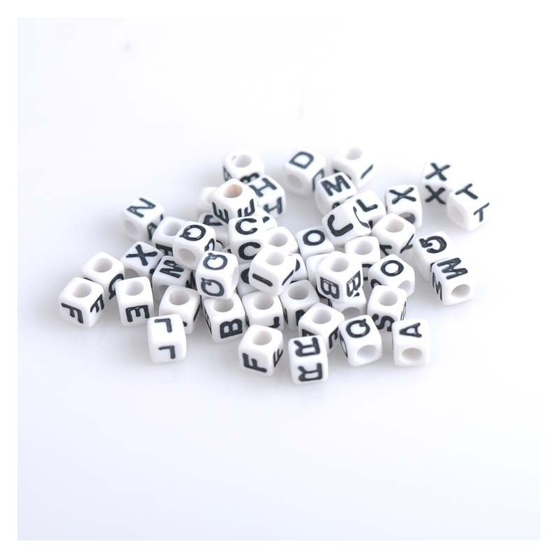 Personnalisez vos créations avec des perles alphabet acryliques 7mm blanc cube - Choisissez votre lettre et q